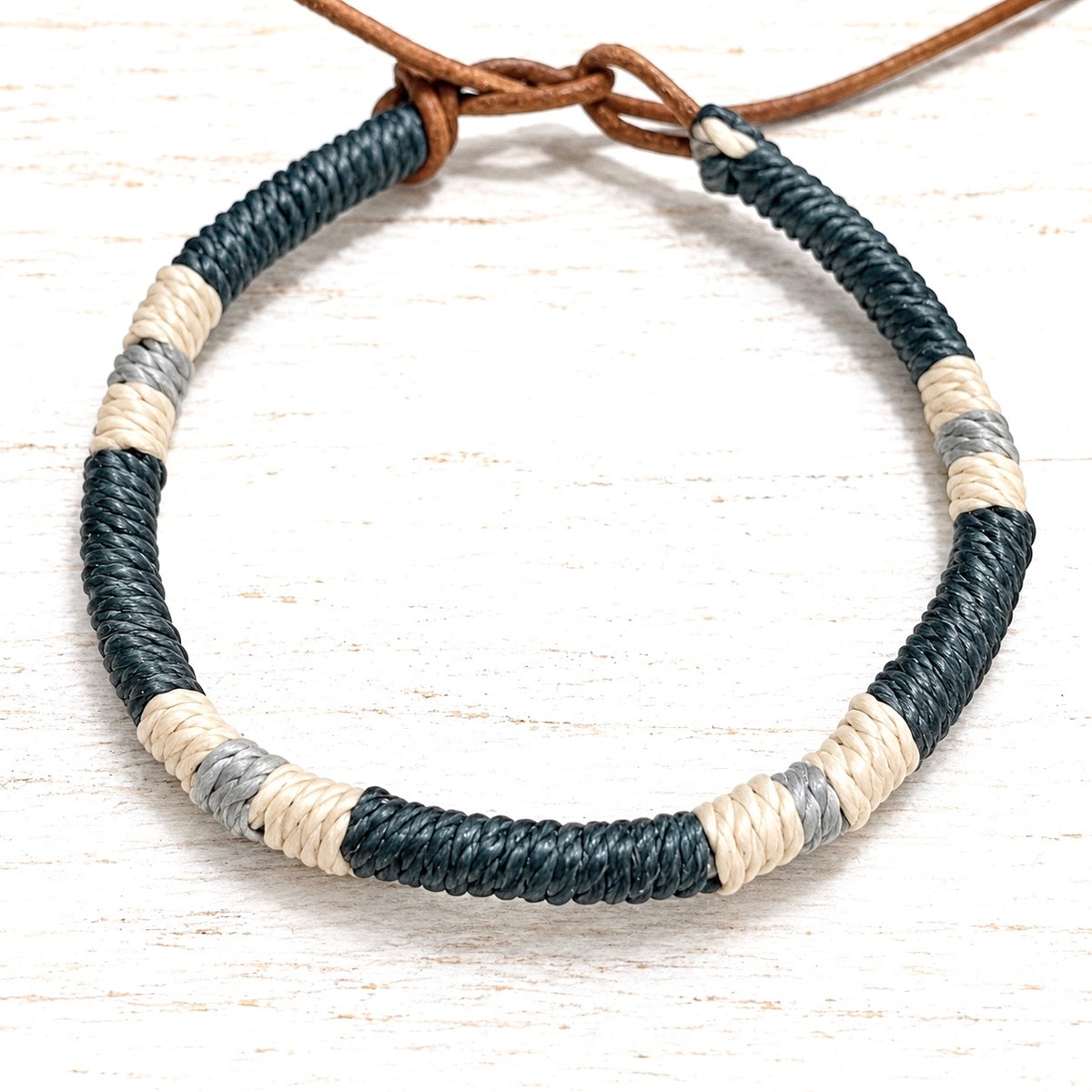 Pulsera cuero gris