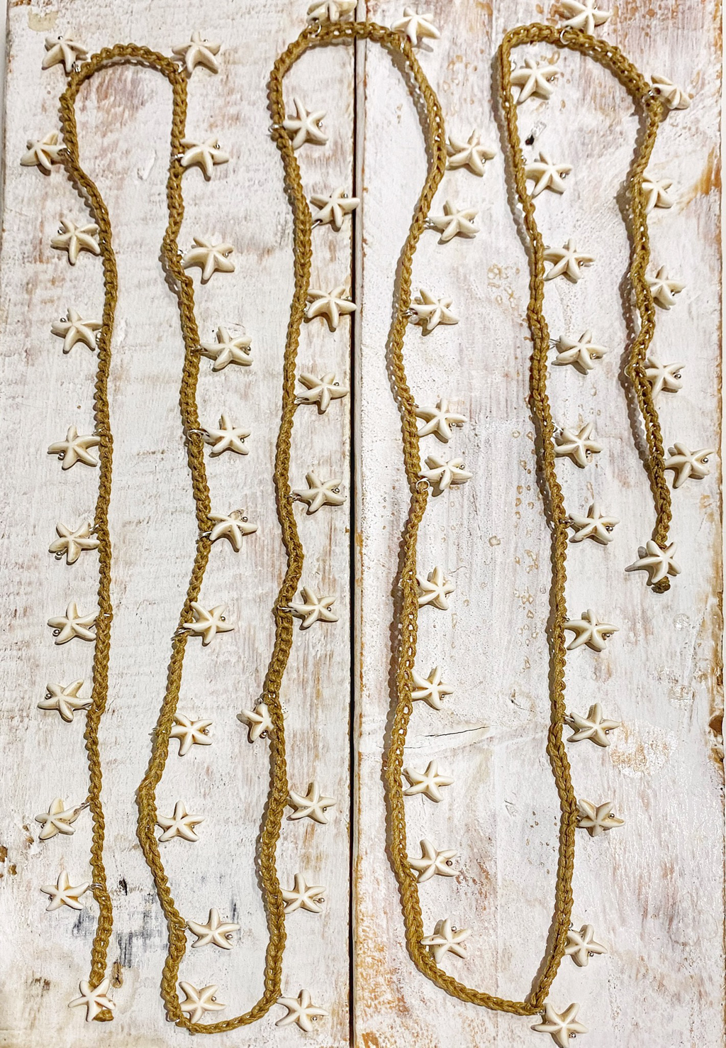 Collar tejido estrellas