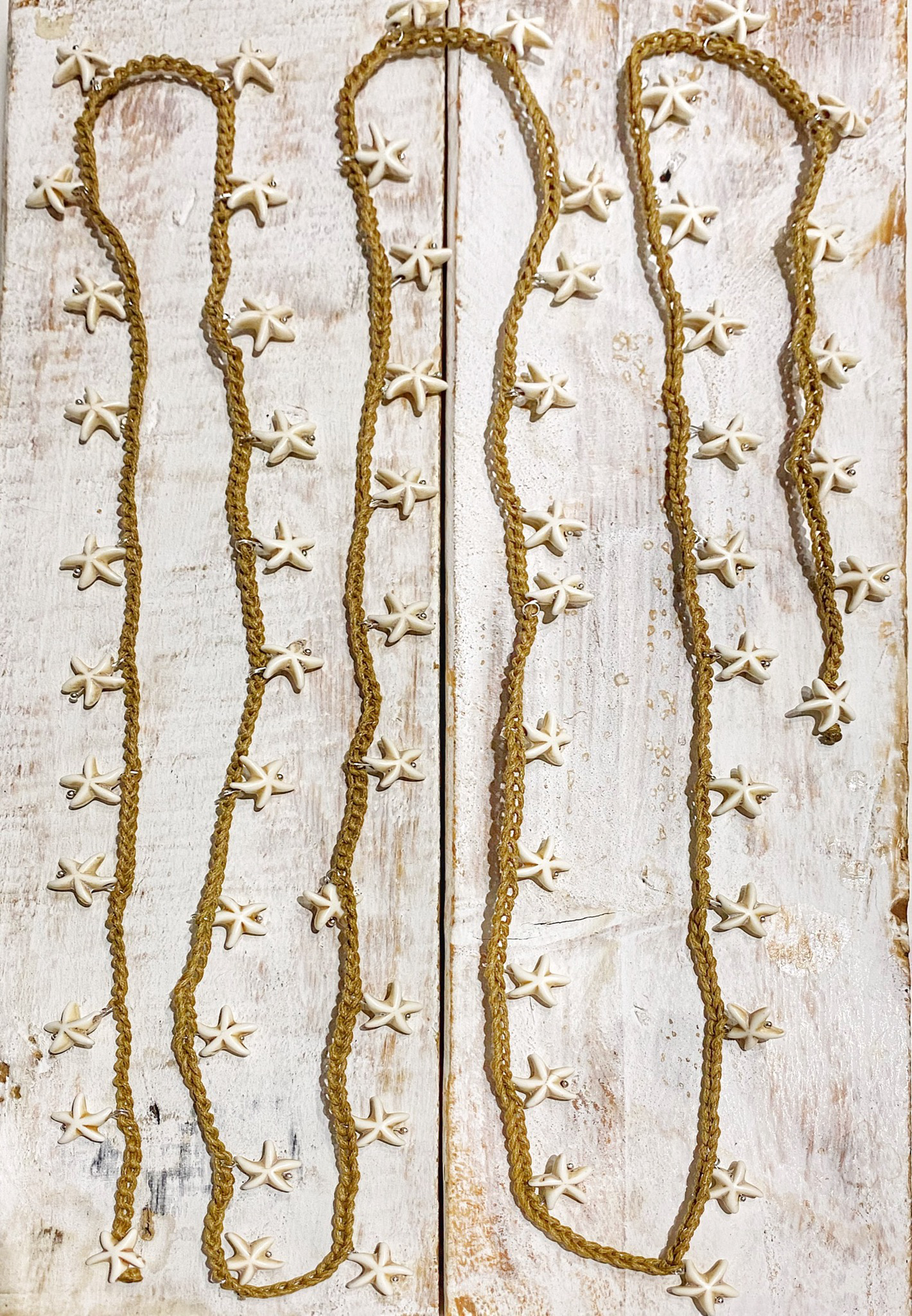 Collar tejido estrellas