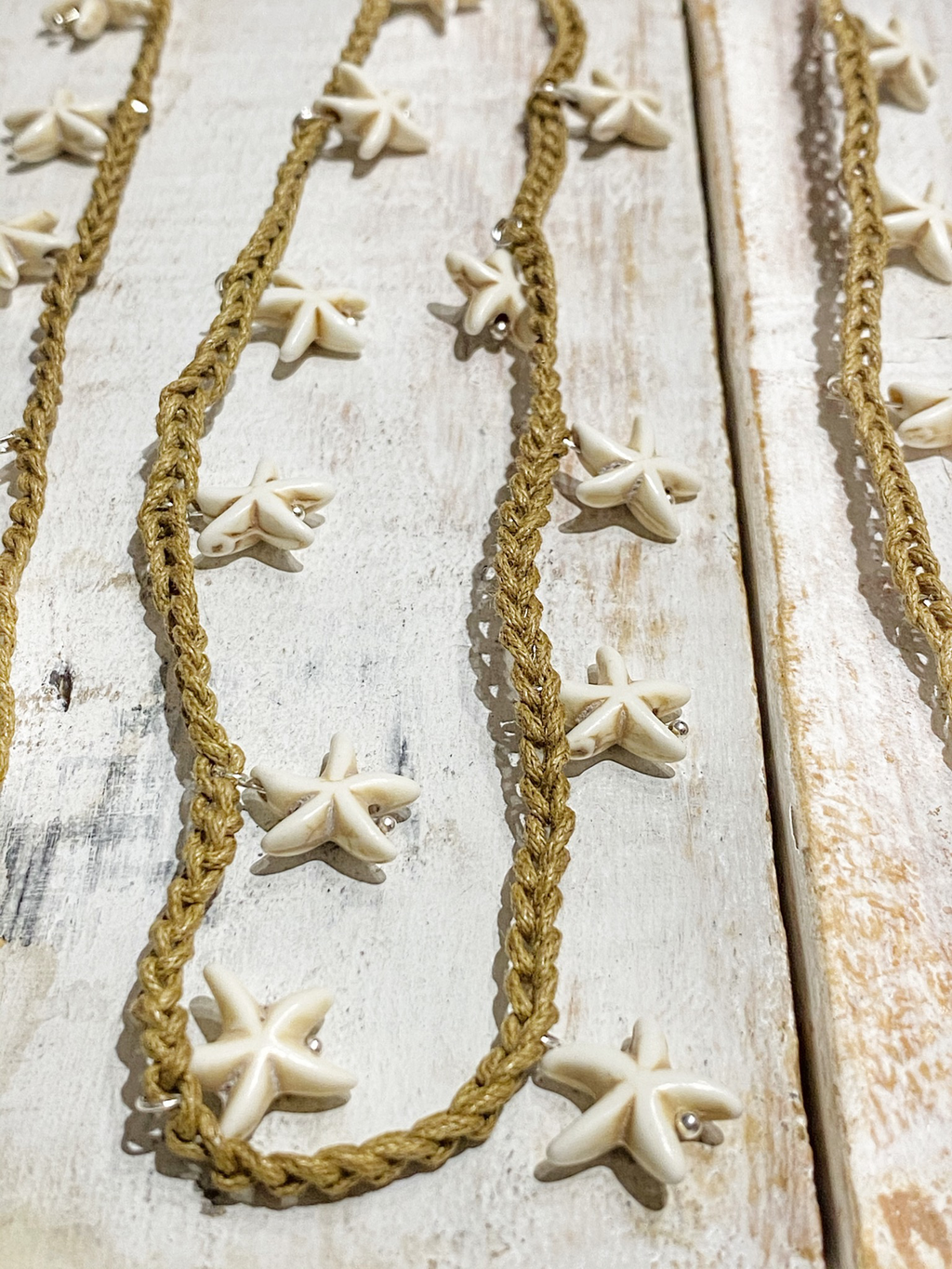 Collar tejido estrellas