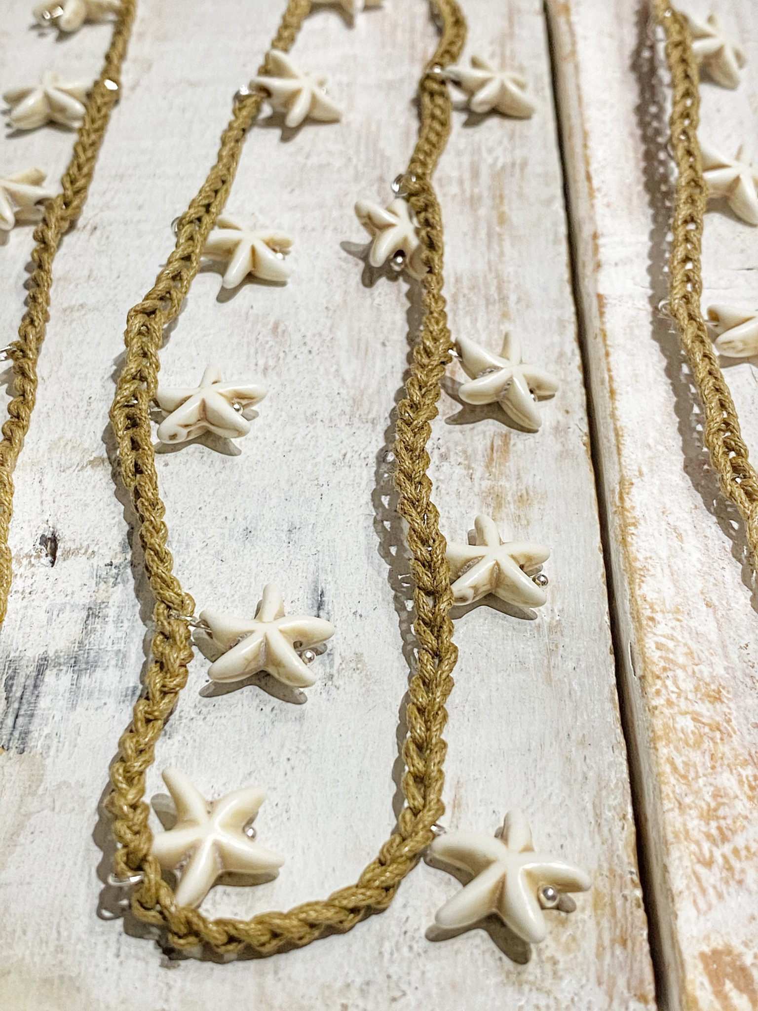 Collar tejido estrellas