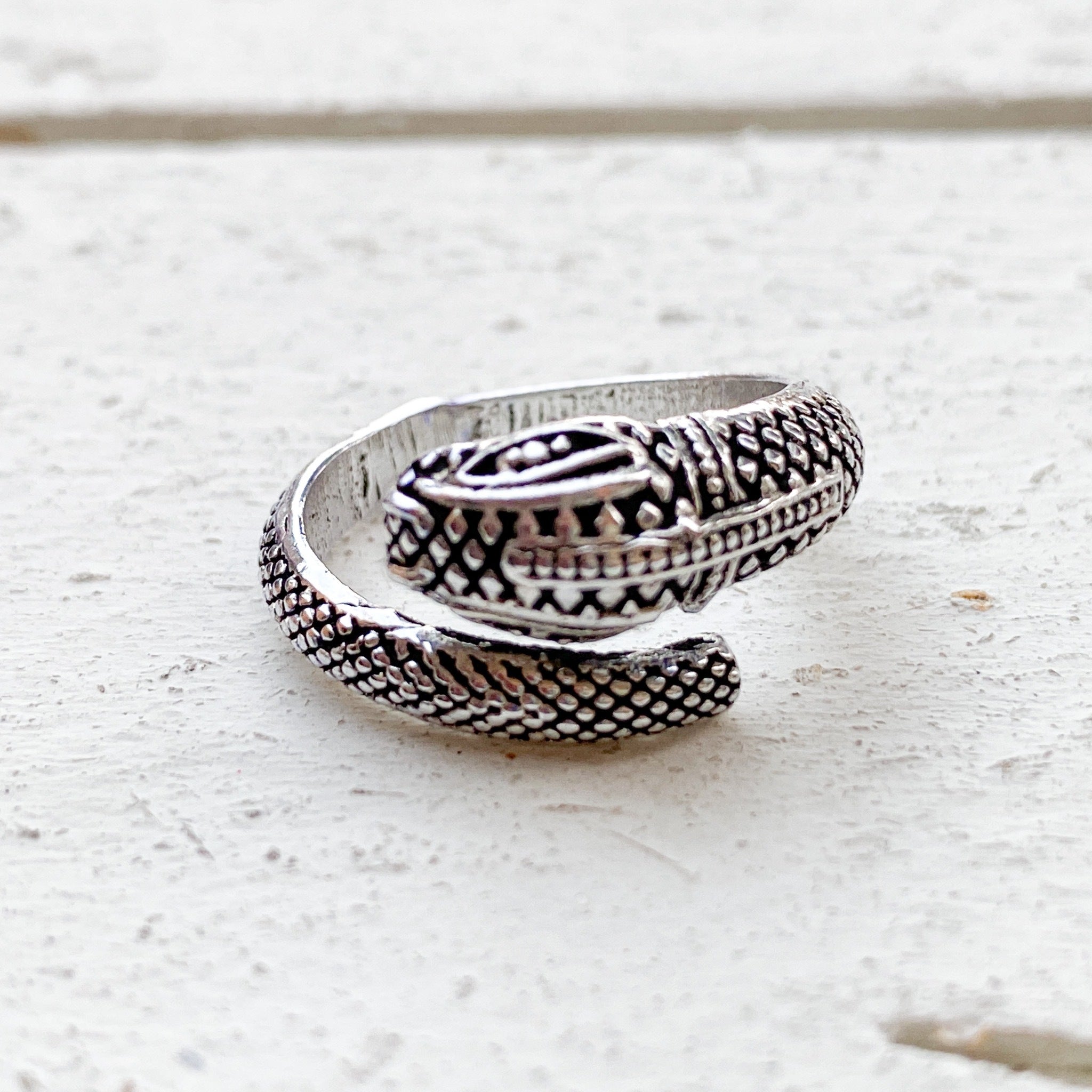 Anillo serpiente latón plateado