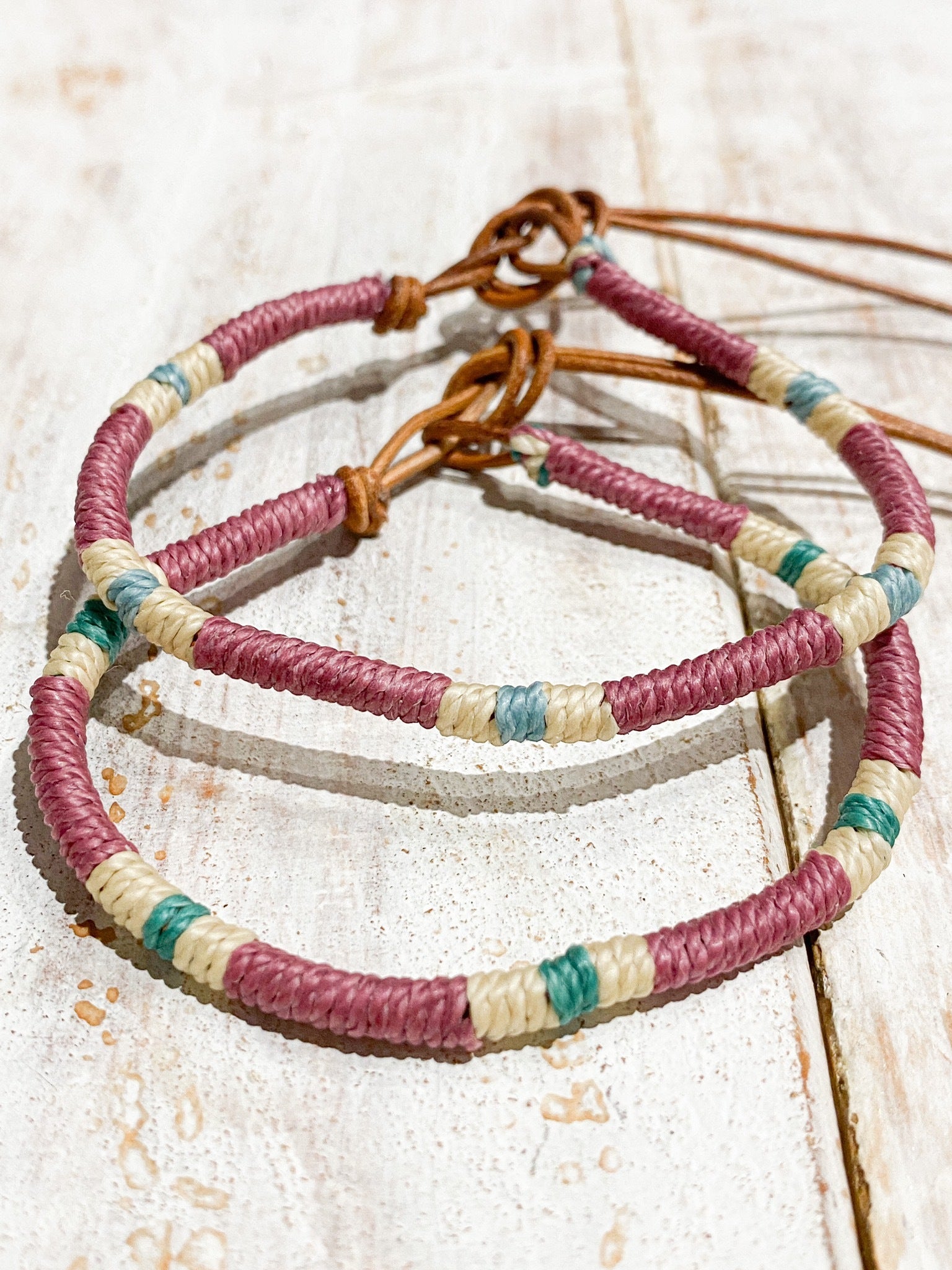 Pulsera cuero berenjena