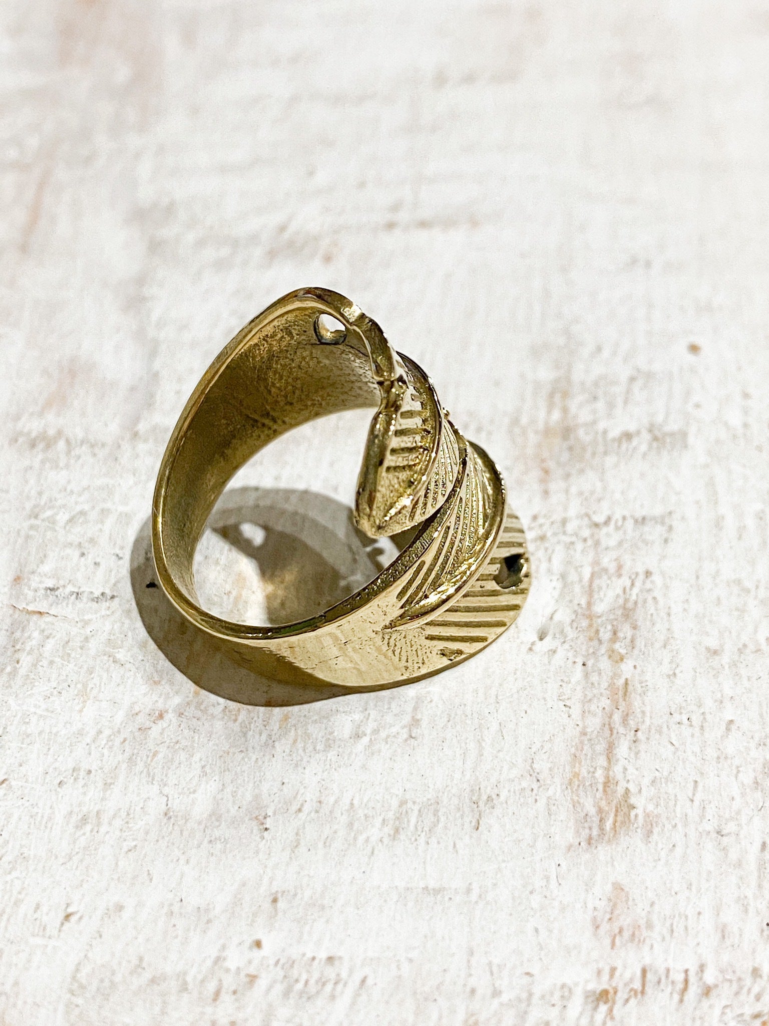 Anillo pluma dorado latón