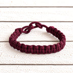 Pulsera cordón macramé granate