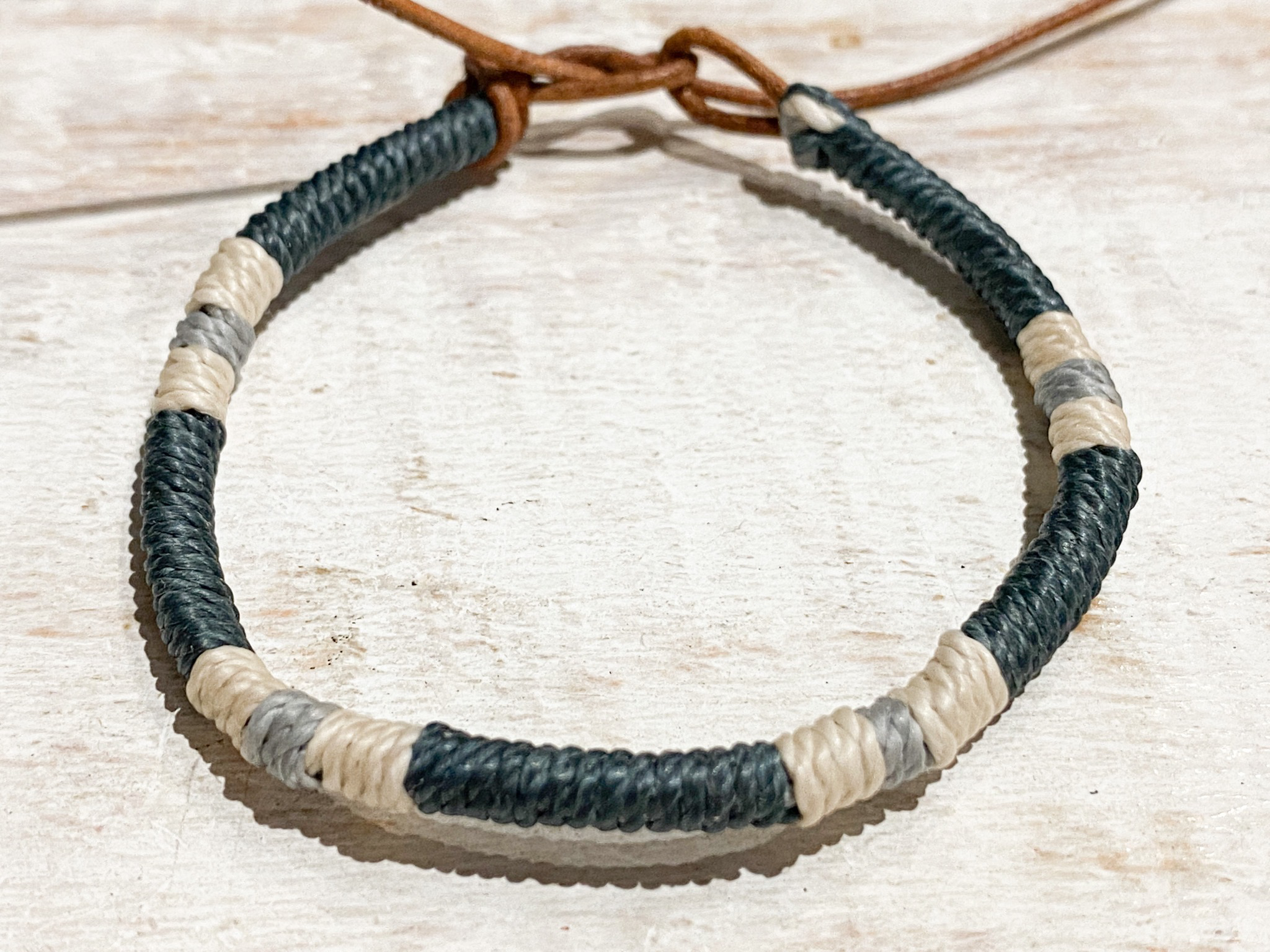 Pulsera cuero gris