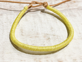 Pulsera cuero amarilla lisa