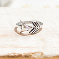 Anillo latón plateado flecha