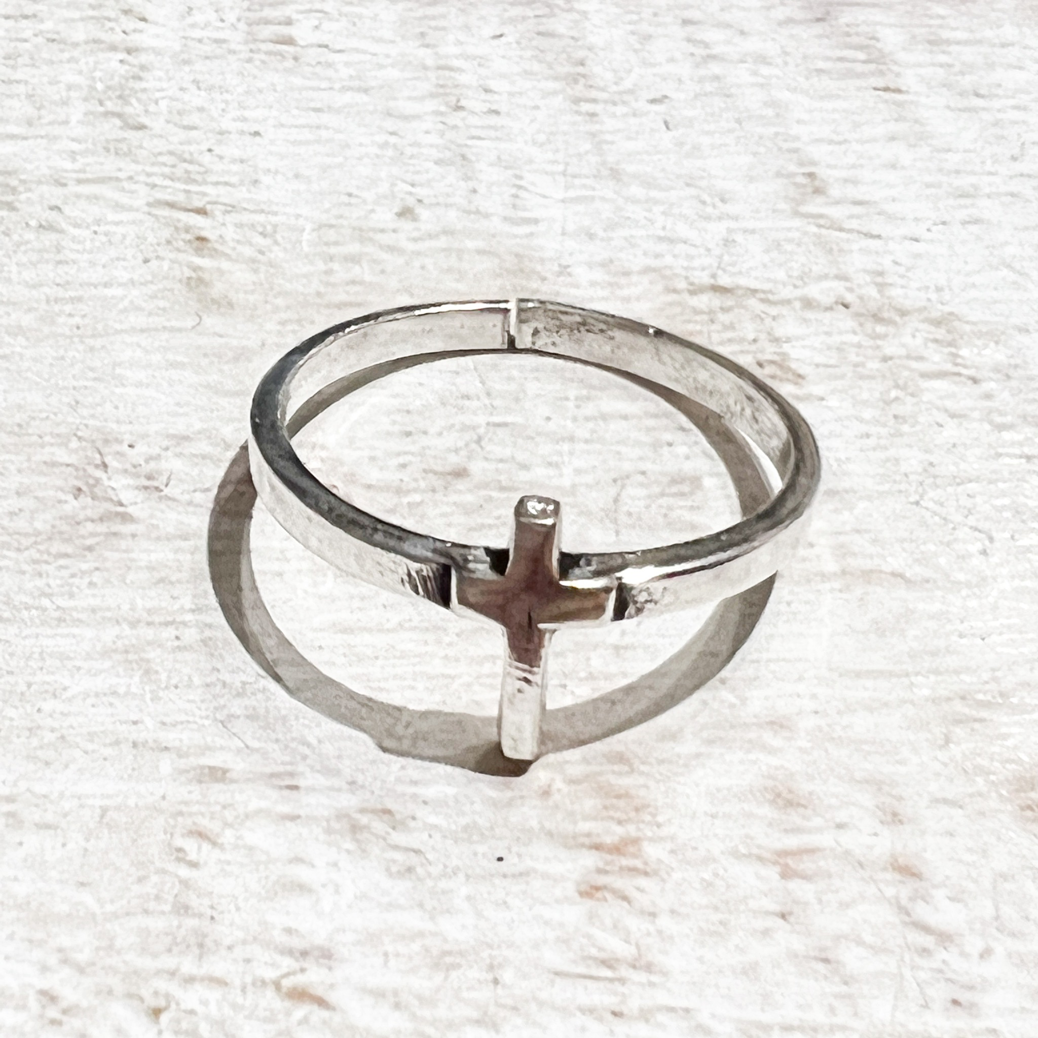 Anillo latón plateado cruz