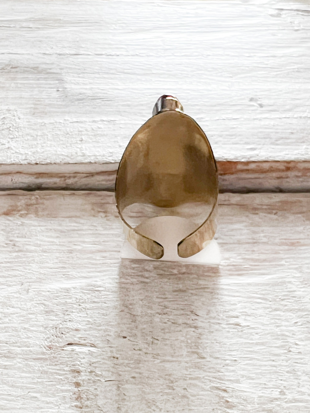 Anillo latón dorado piedras rojas