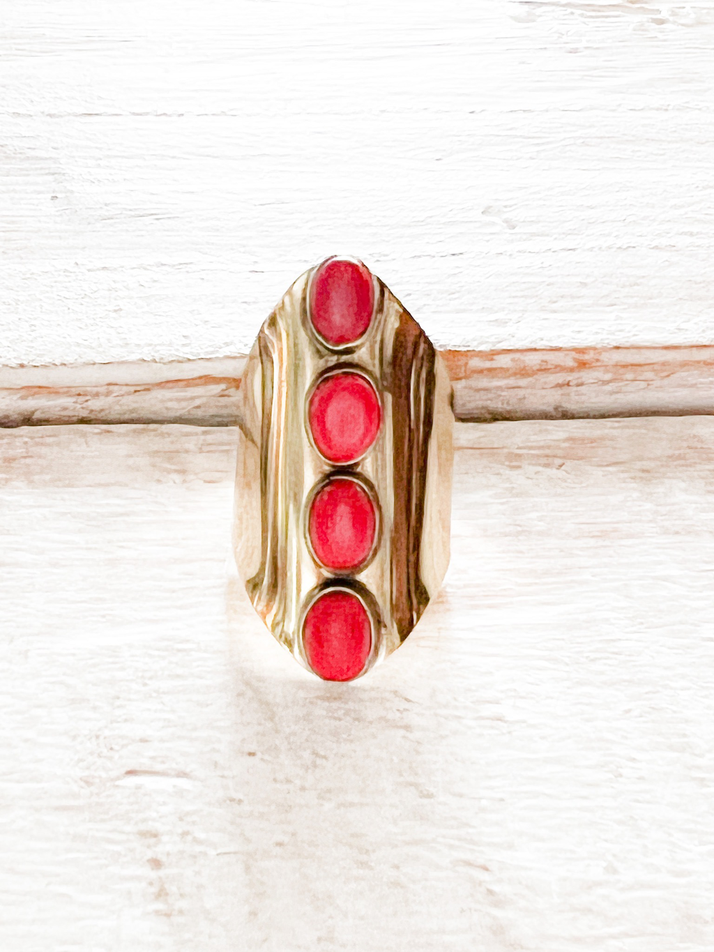 Anillo latón dorado piedras rojas