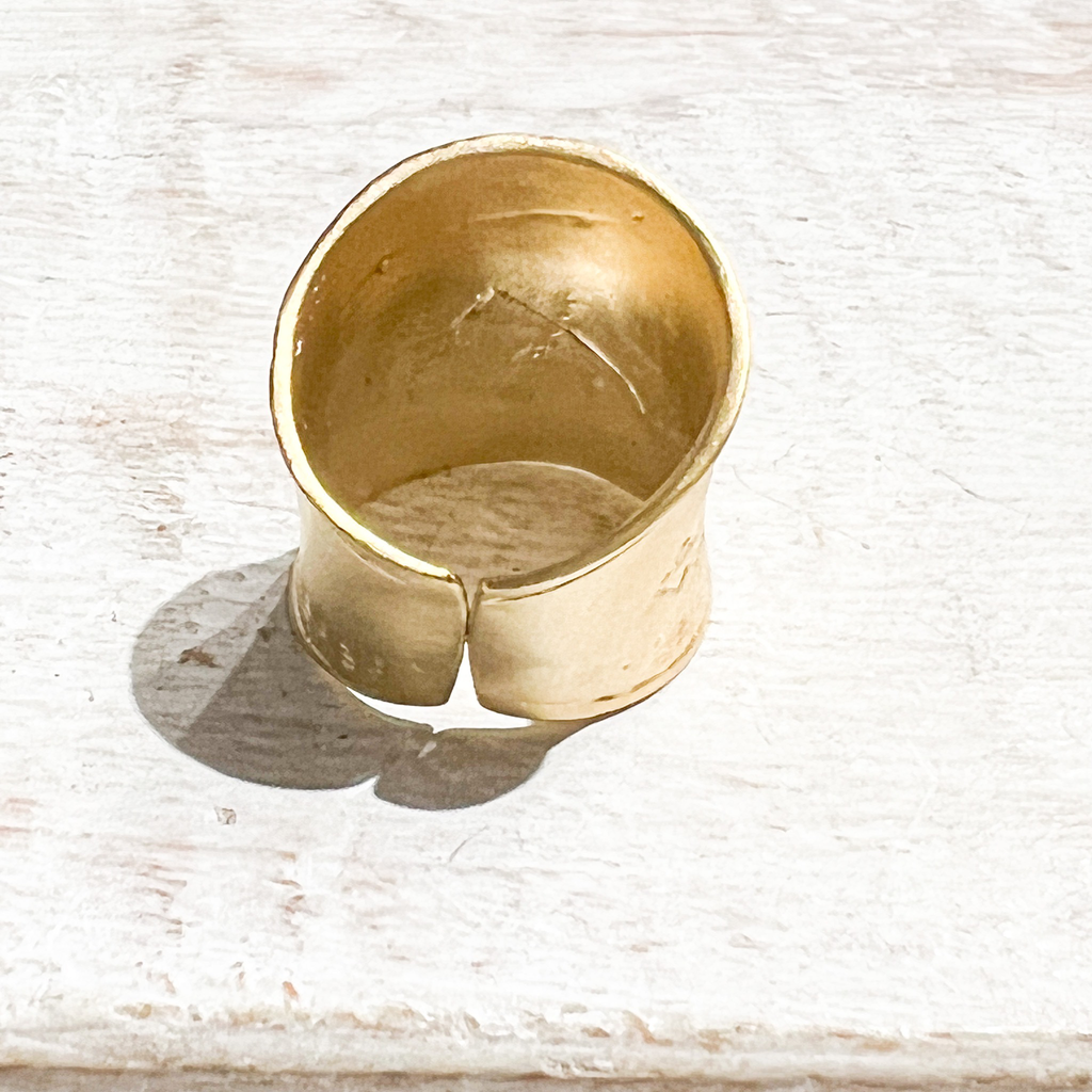 Anillo étnico zamak hipoalergénico dorado mate grabado