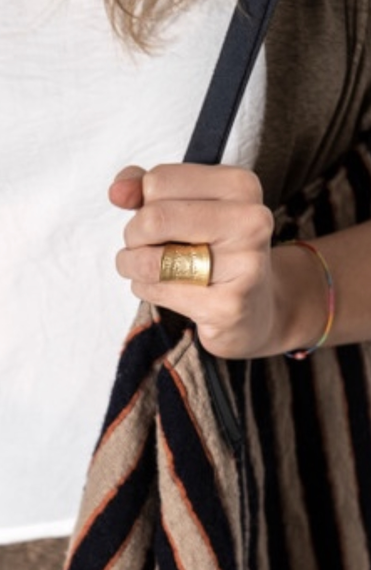 Anillo étnico zamak hipoalergénico dorado mate grabado
