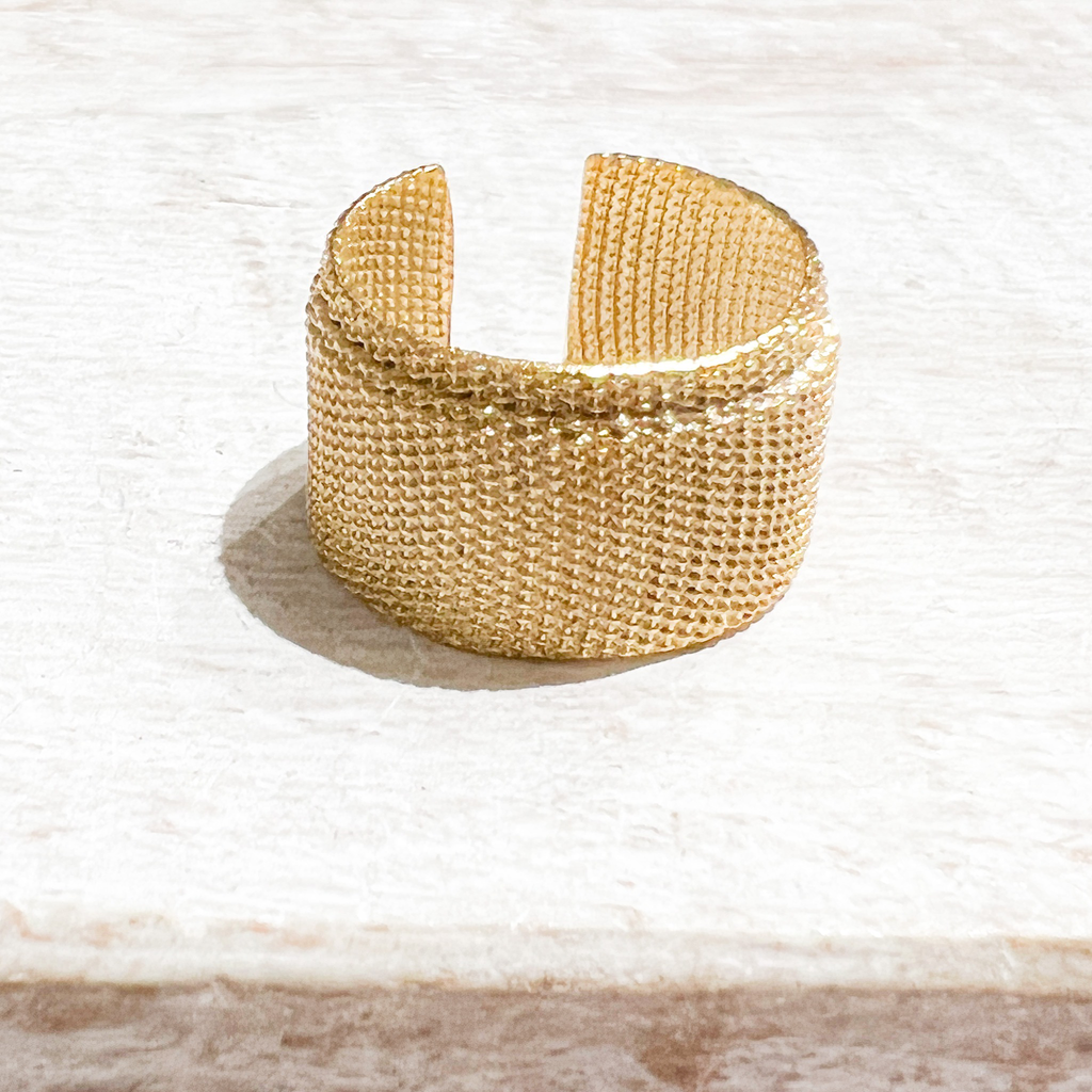 Anillo metal dorado rugoso