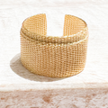 Anillo metal dorado rugoso