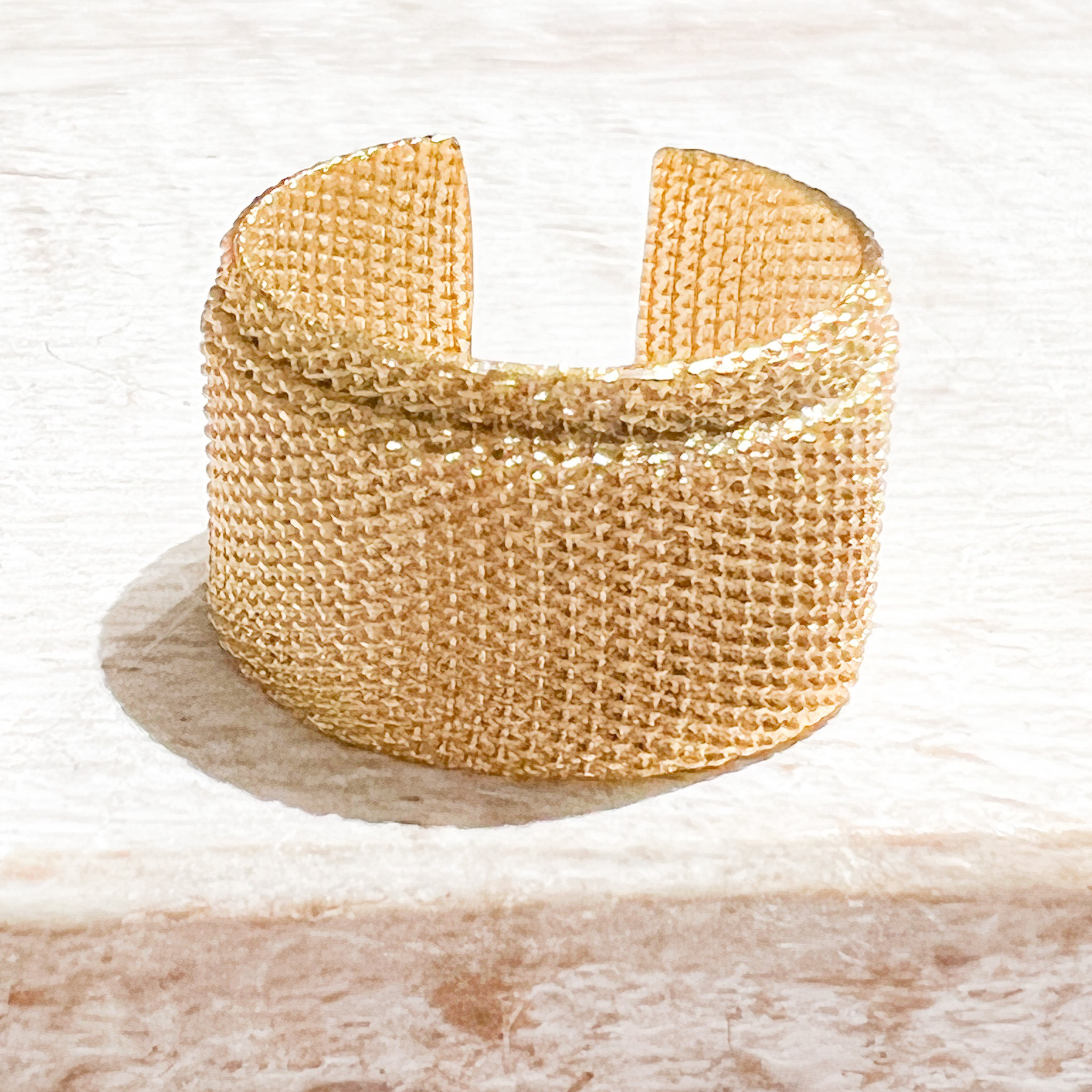 Anillo metal dorado rugoso
