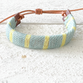 Pulsera ancha cuero azul/amarillo