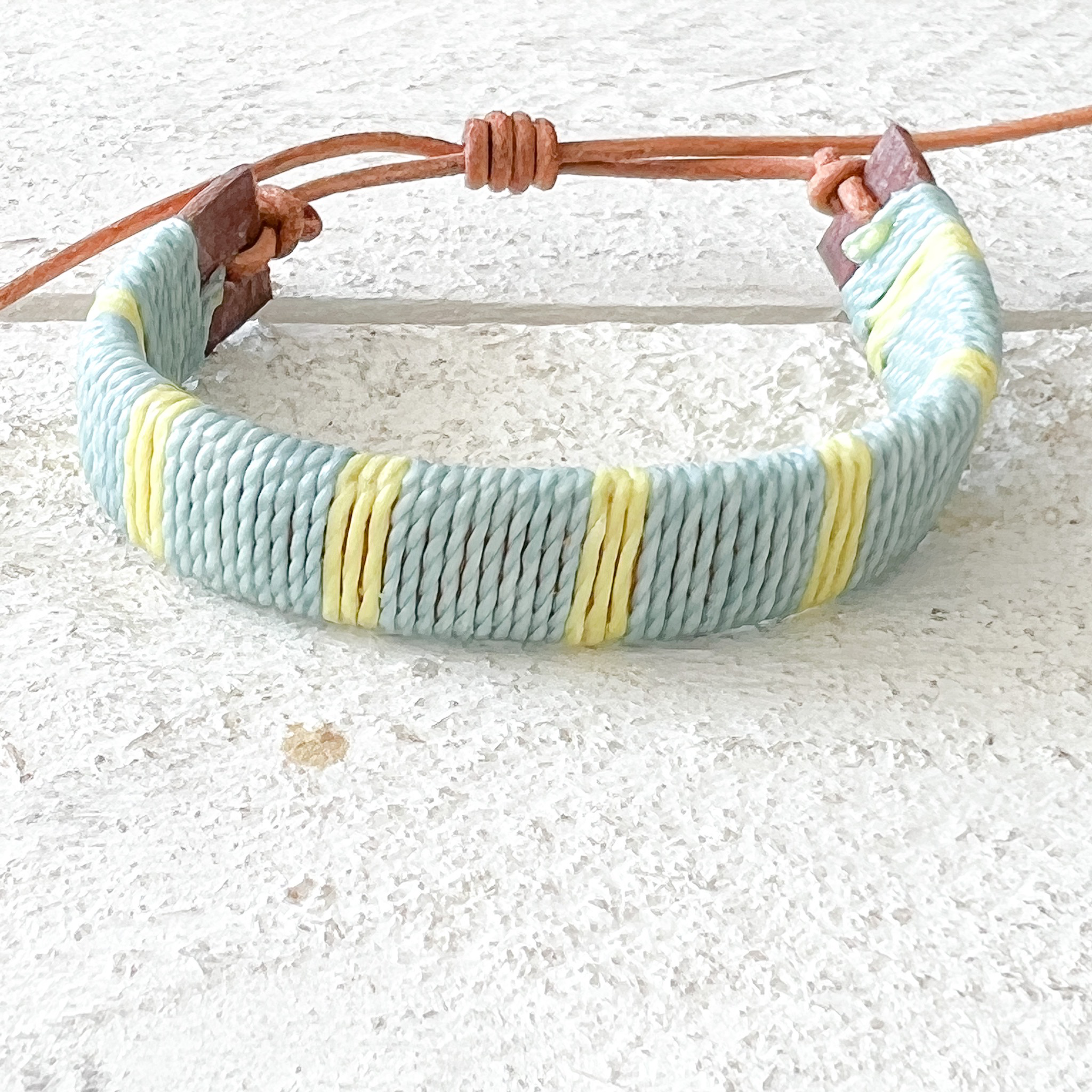 Pulsera ancha cuero azul/amarillo