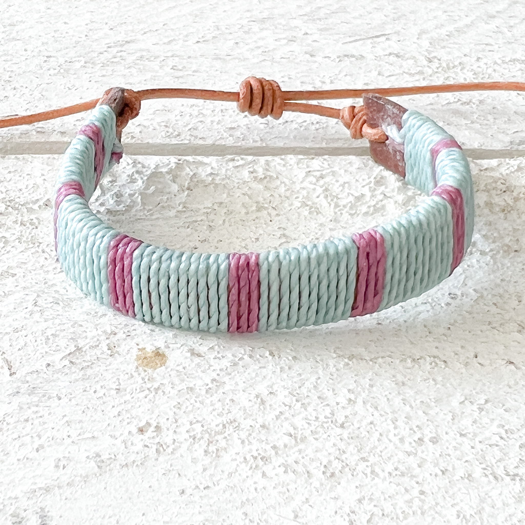 Pulsera ancha cuero azul/morado