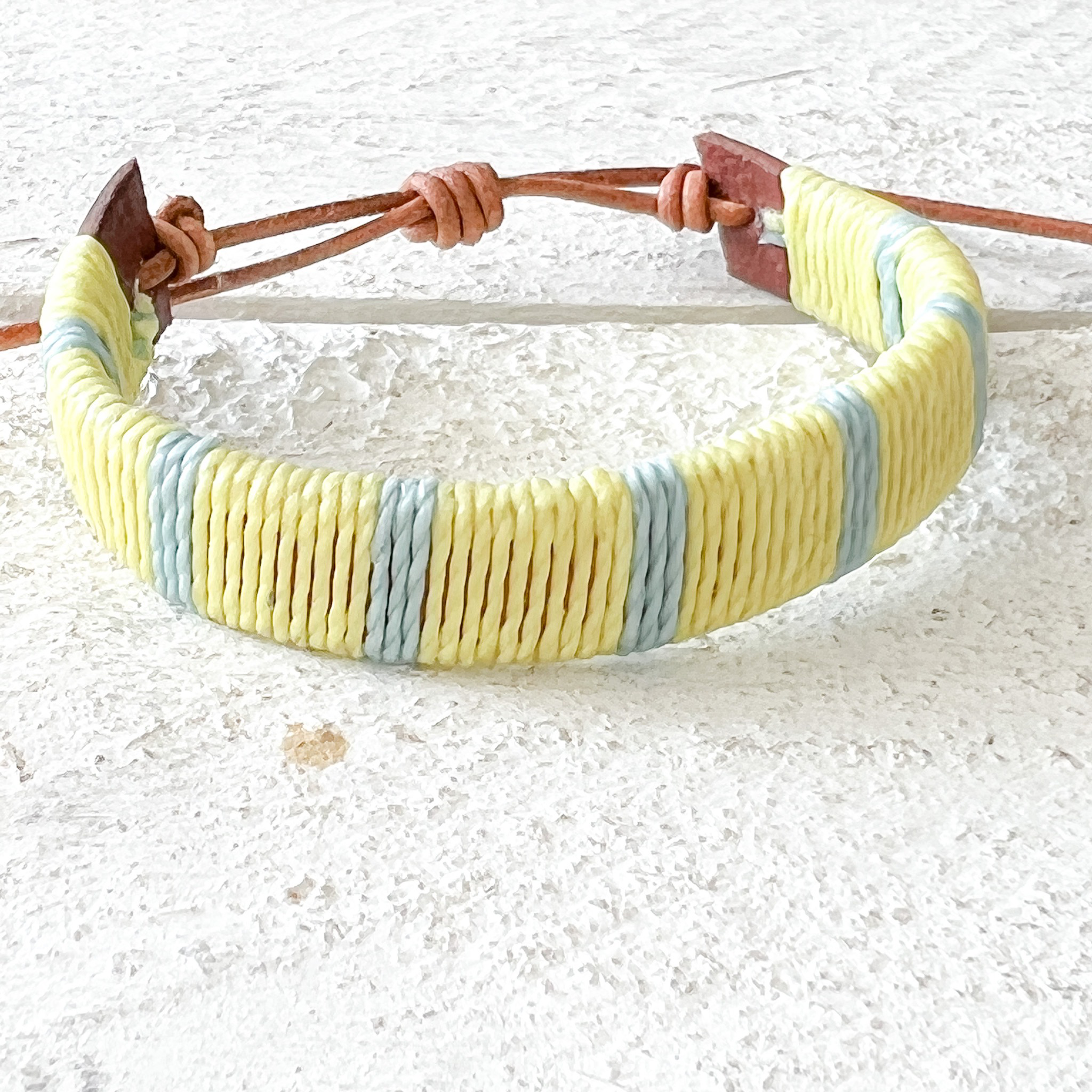 Pulsera ancha cuero amarillo/azul