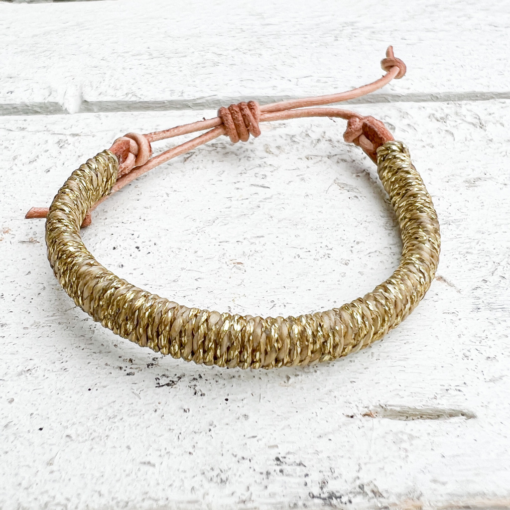 Pulsera cuero dorada