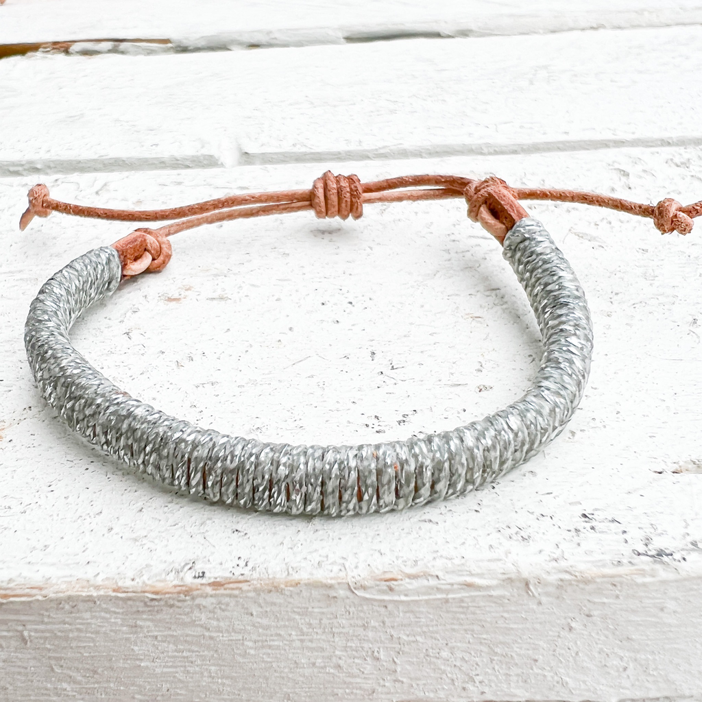 Pulsera cuero plateada