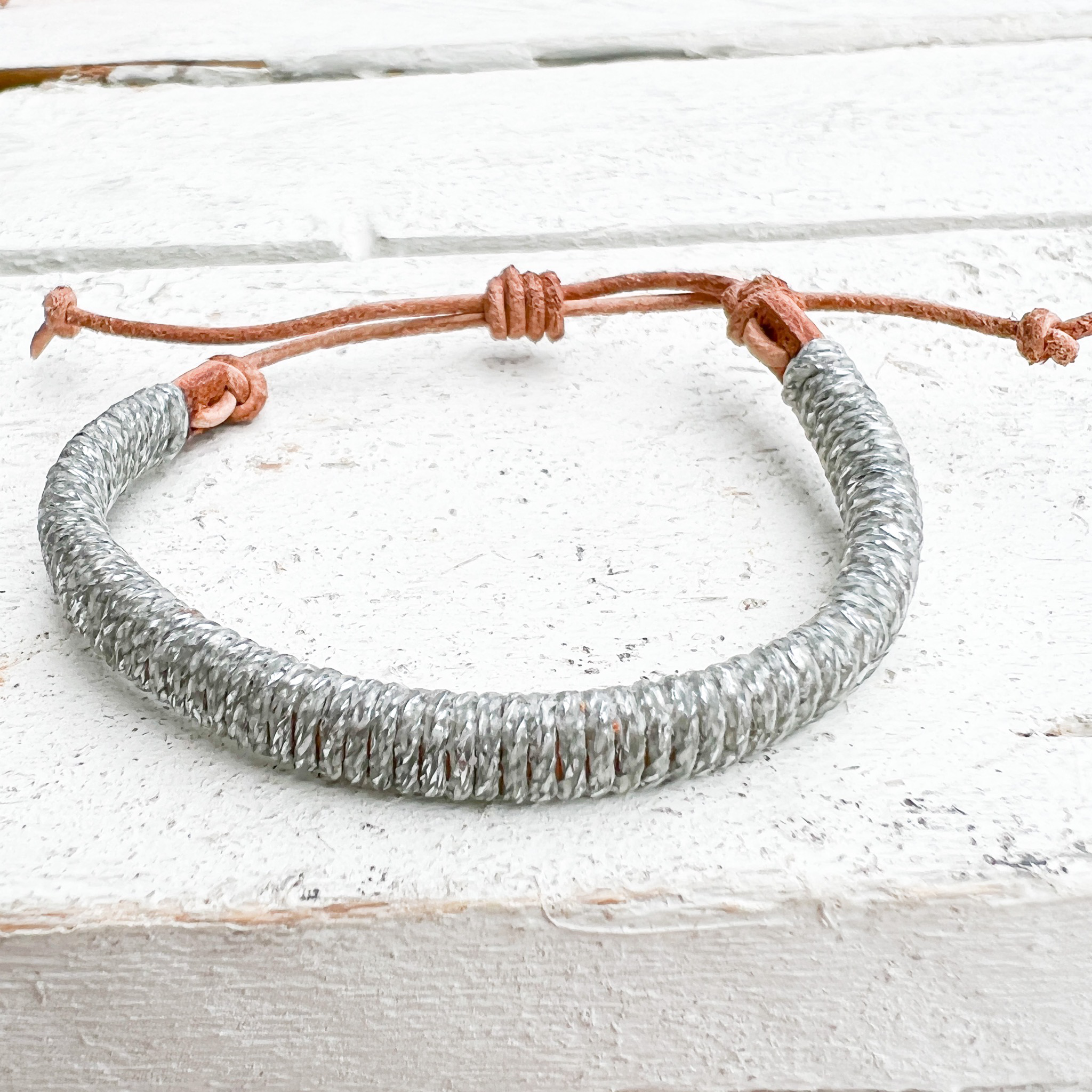 Pulsera cuero plateada