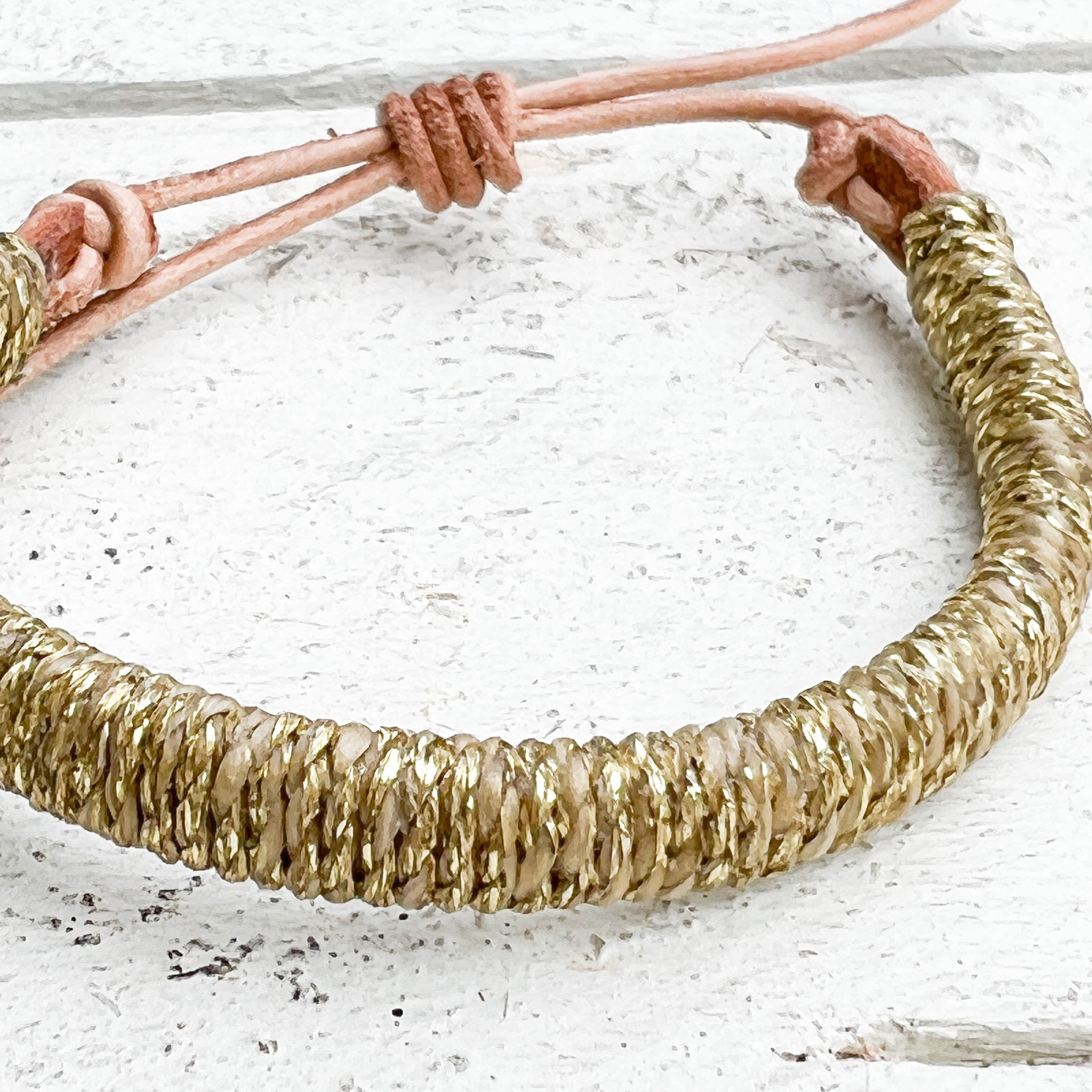 Pulsera cuero dorada