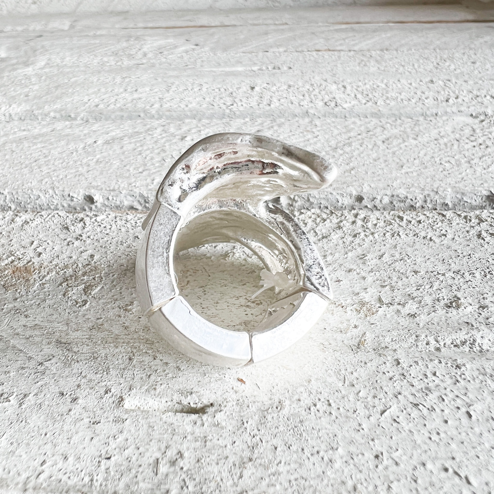 Anillo hoja metal plateado
