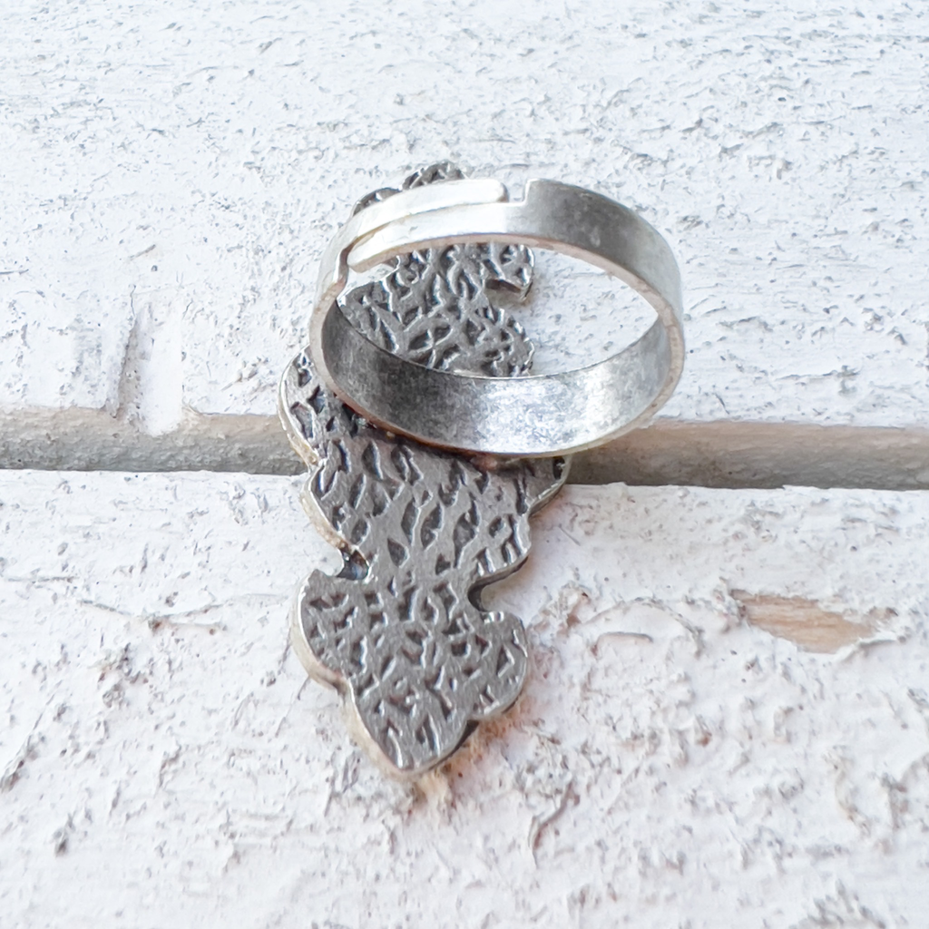 Anillo zamak plateado tribal piedra roja
