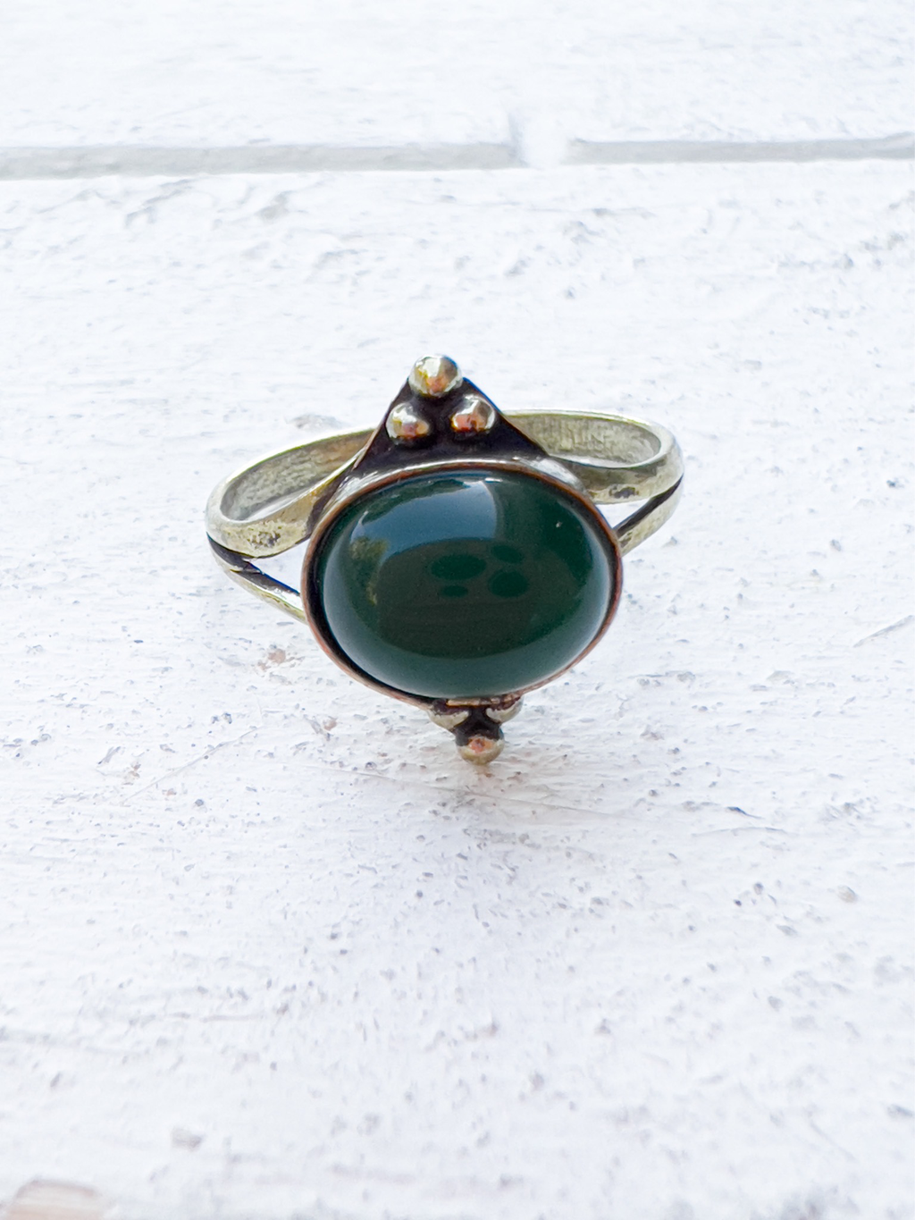 Anillo latón dorado piedra verde