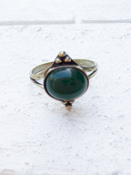 Anillo latón dorado piedra verde