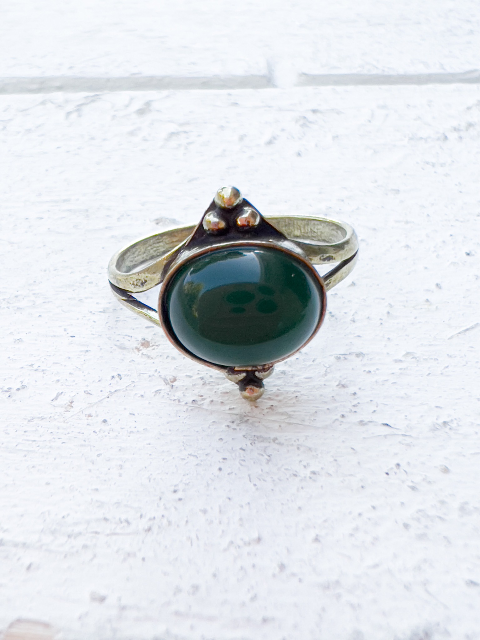 Anillo latón dorado piedra verde