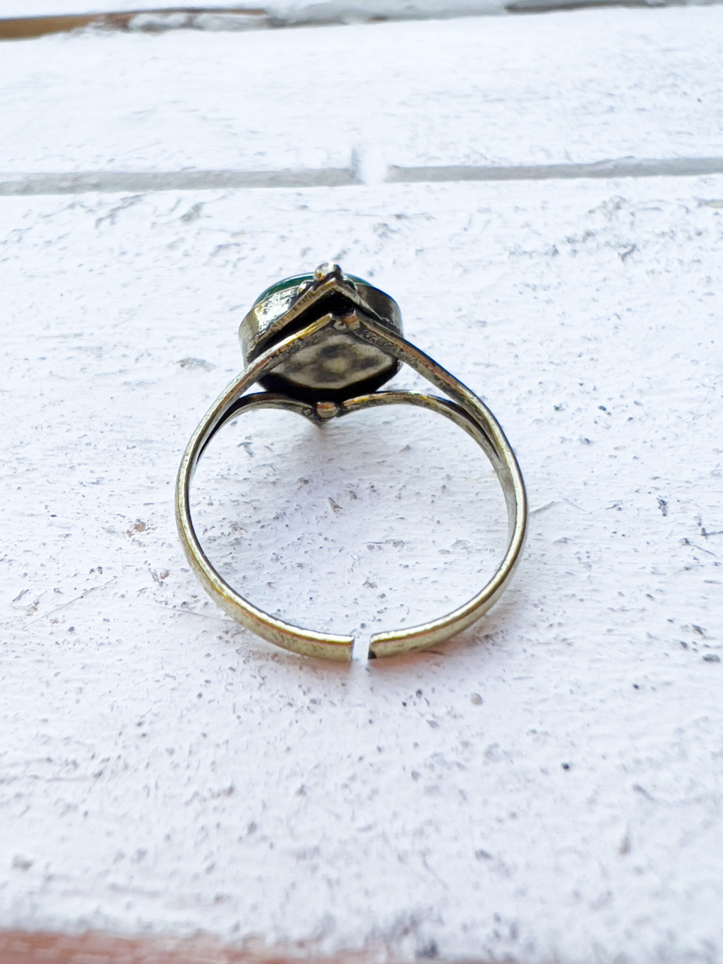 Anillo latón dorado piedra verde
