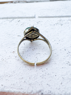 Anillo latón dorado piedra verde