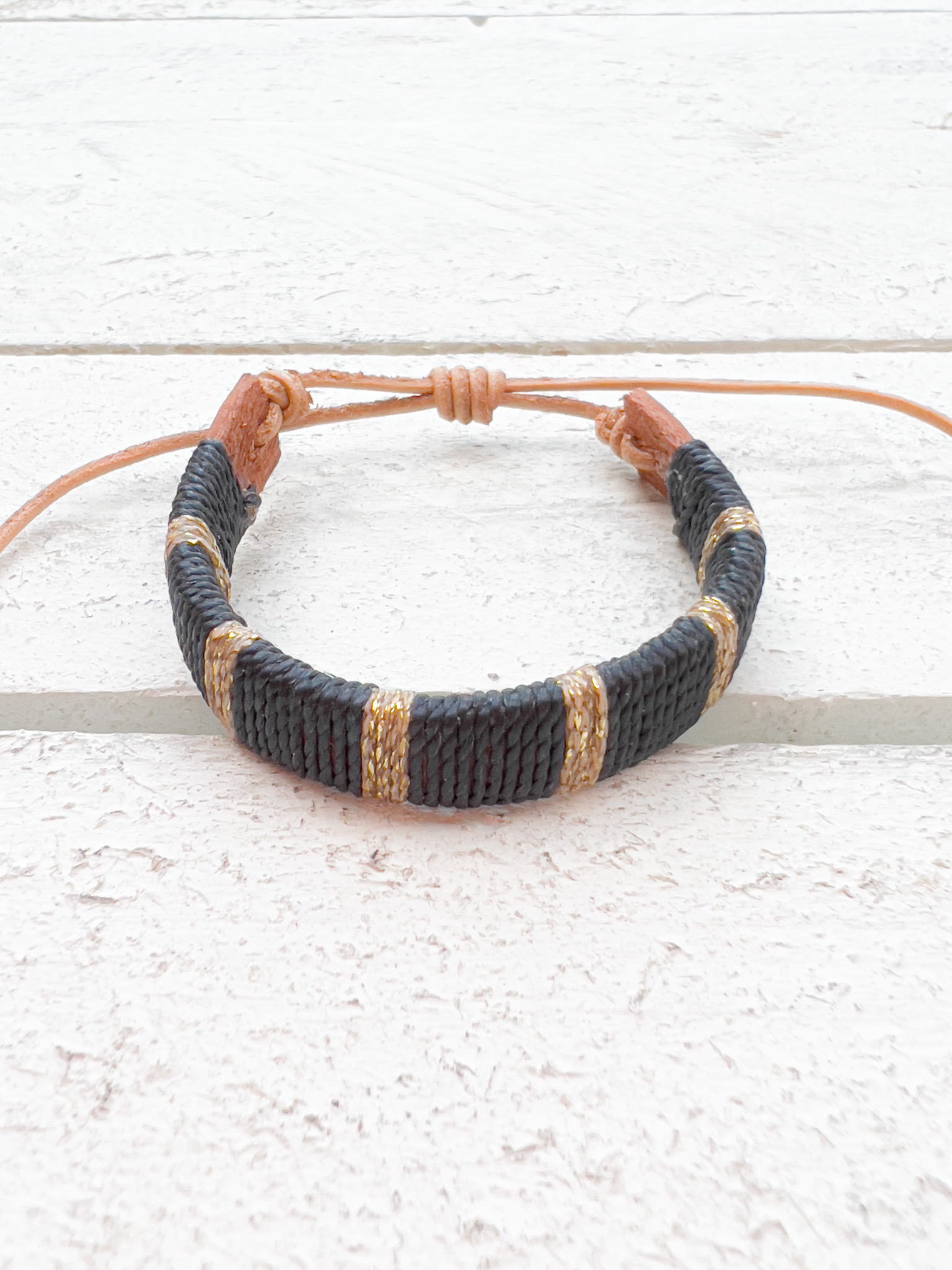 Pulsera ancha cuero gris oscuro/dorada
