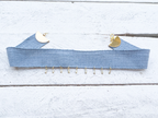Gargantilla choker gotas doradas tela gris azulado