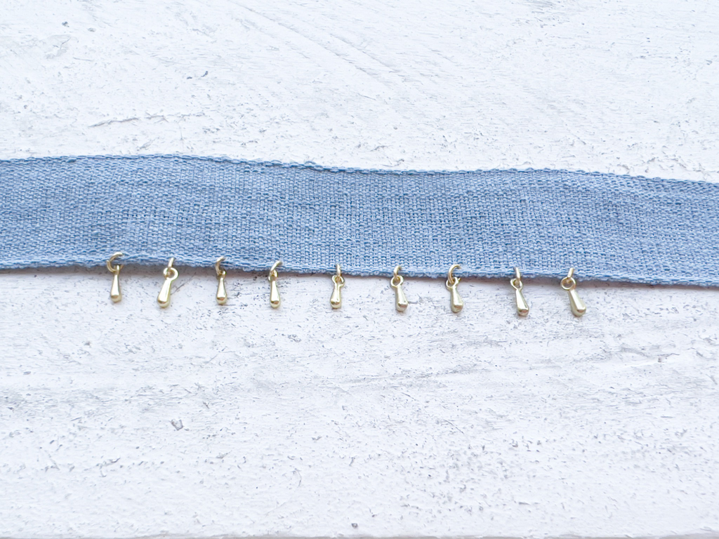 Gargantilla choker gotas doradas tela gris azulado