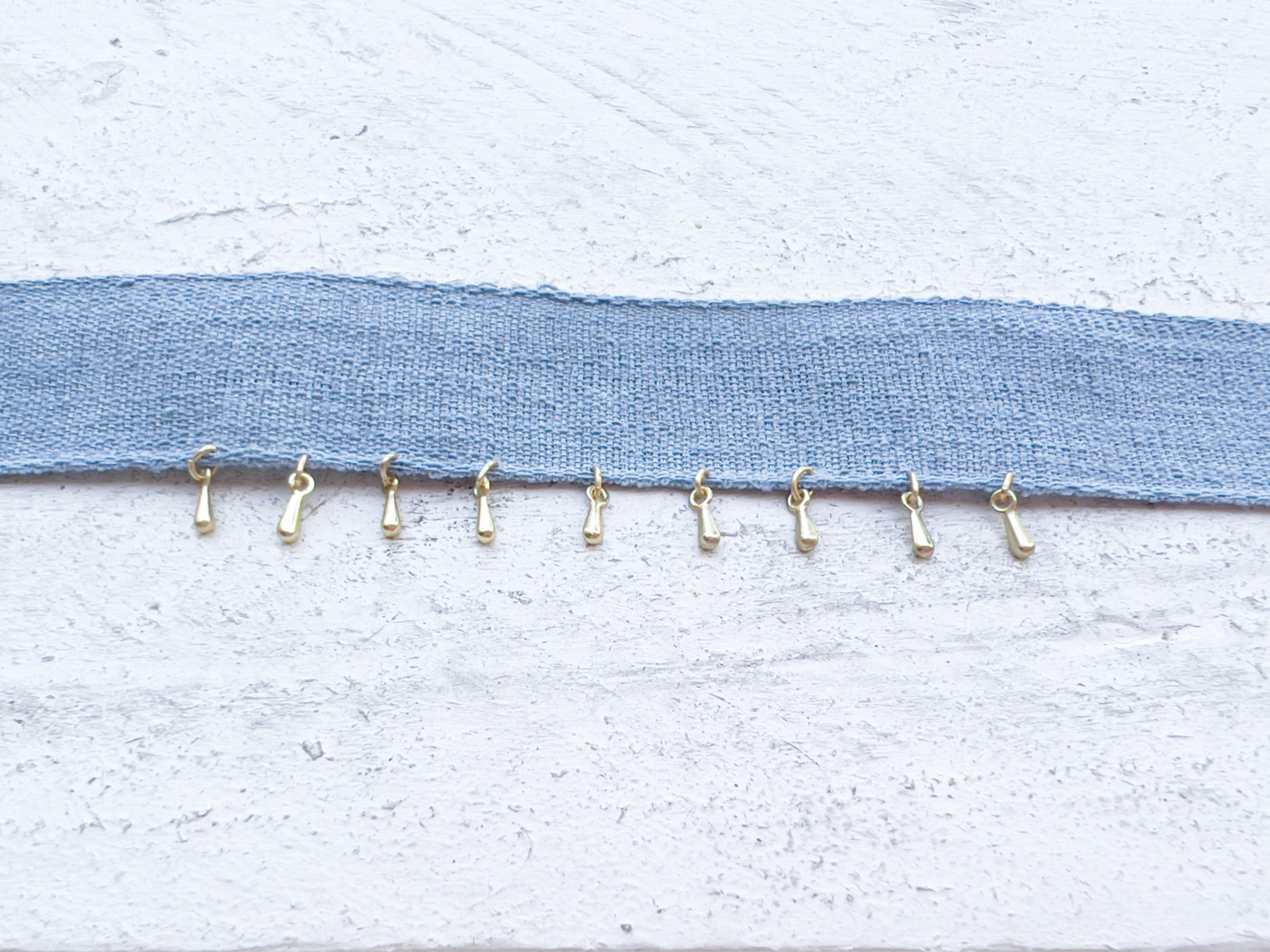 Gargantilla choker gotas doradas tela gris azulado