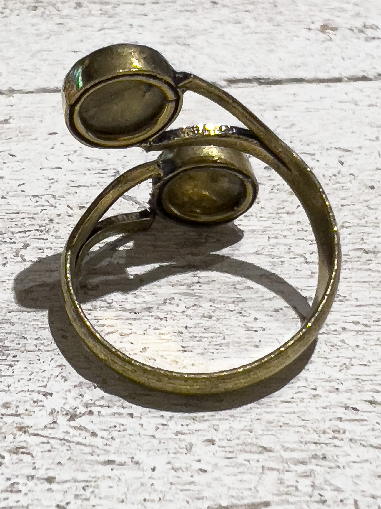 Anillo latón dorado doble piedra verde