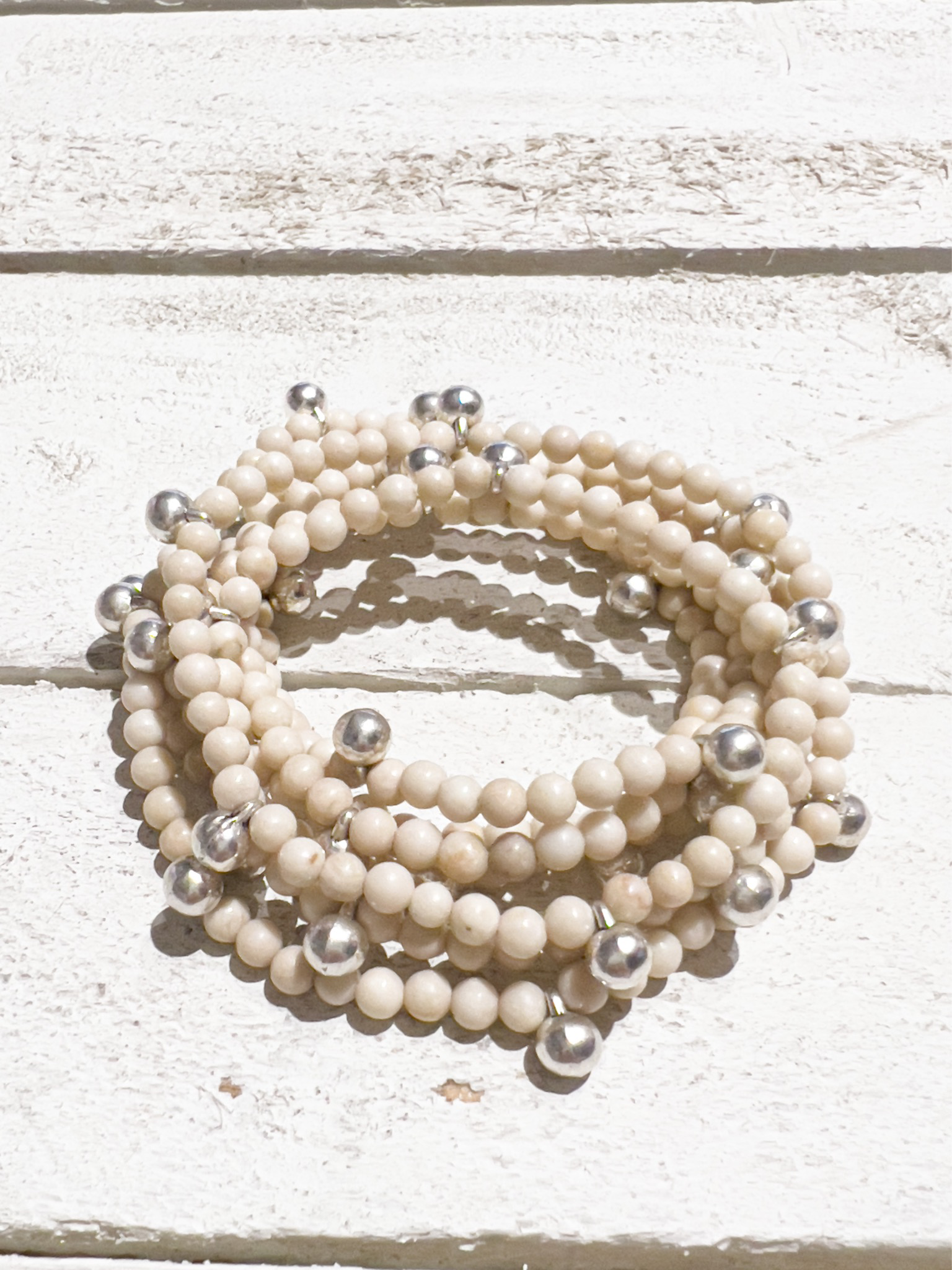 Collar natural bolitas plateadas