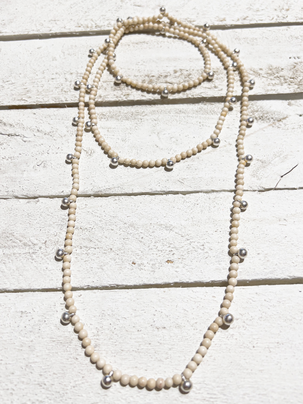Collar natural bolitas plateadas