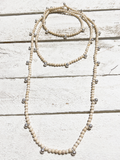 Collar natural bolitas plateadas
