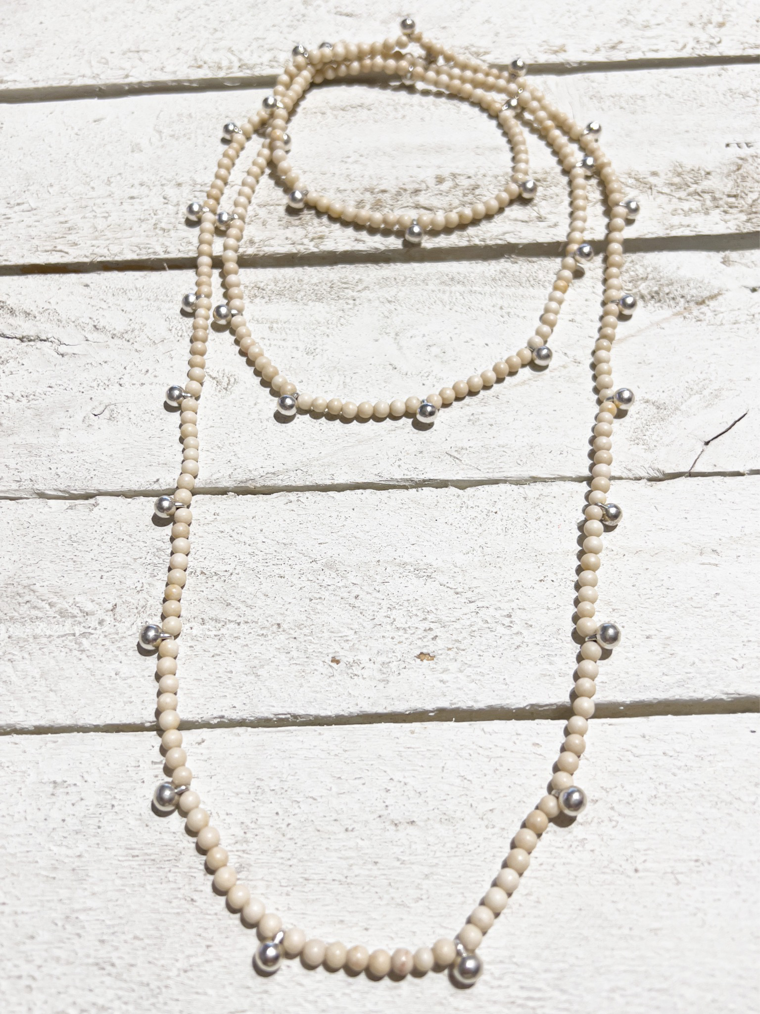 Collar natural bolitas plateadas