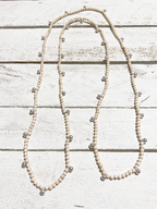 Collar natural bolitas plateadas