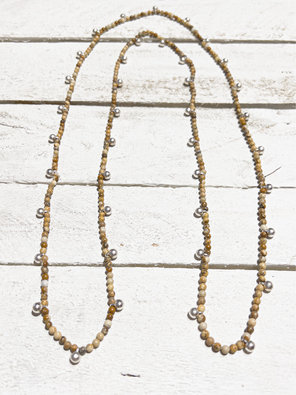 Collar jaspe bolitas plateadas