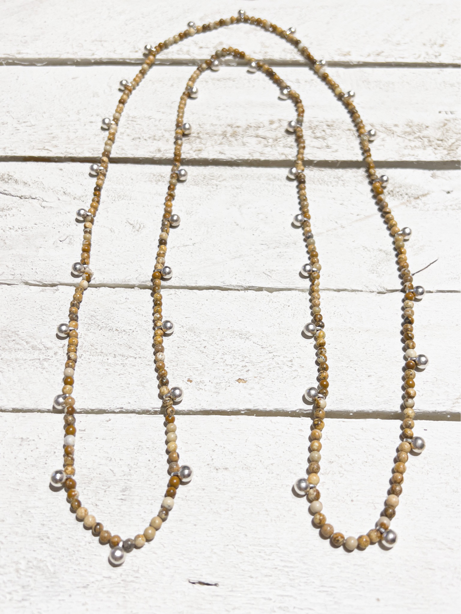 Collar jaspe bolitas plateadas