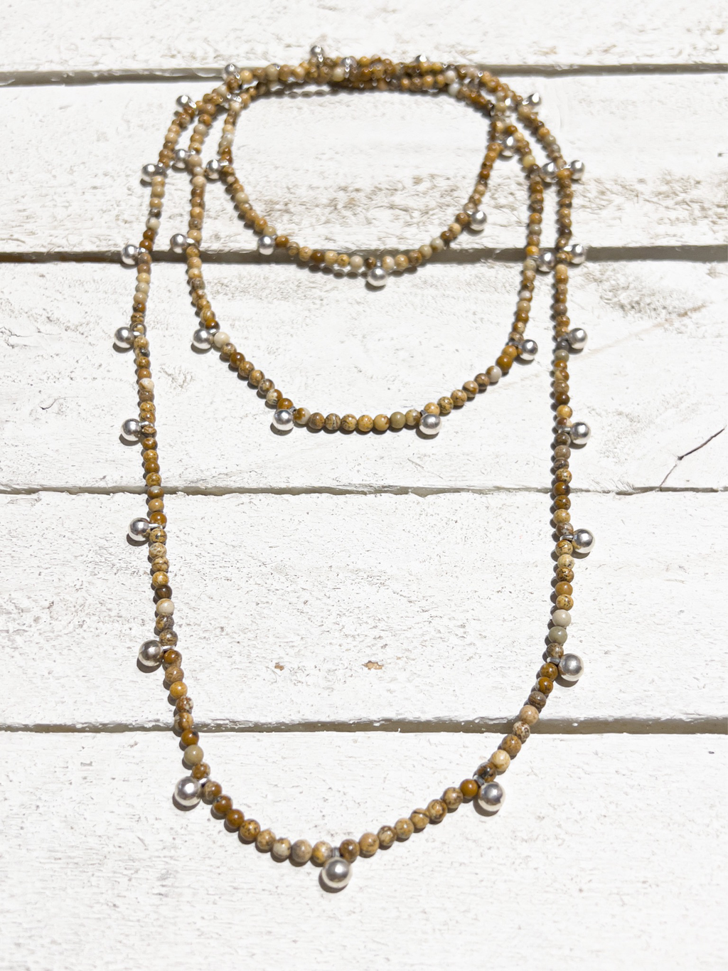 Collar jaspe bolitas plateadas