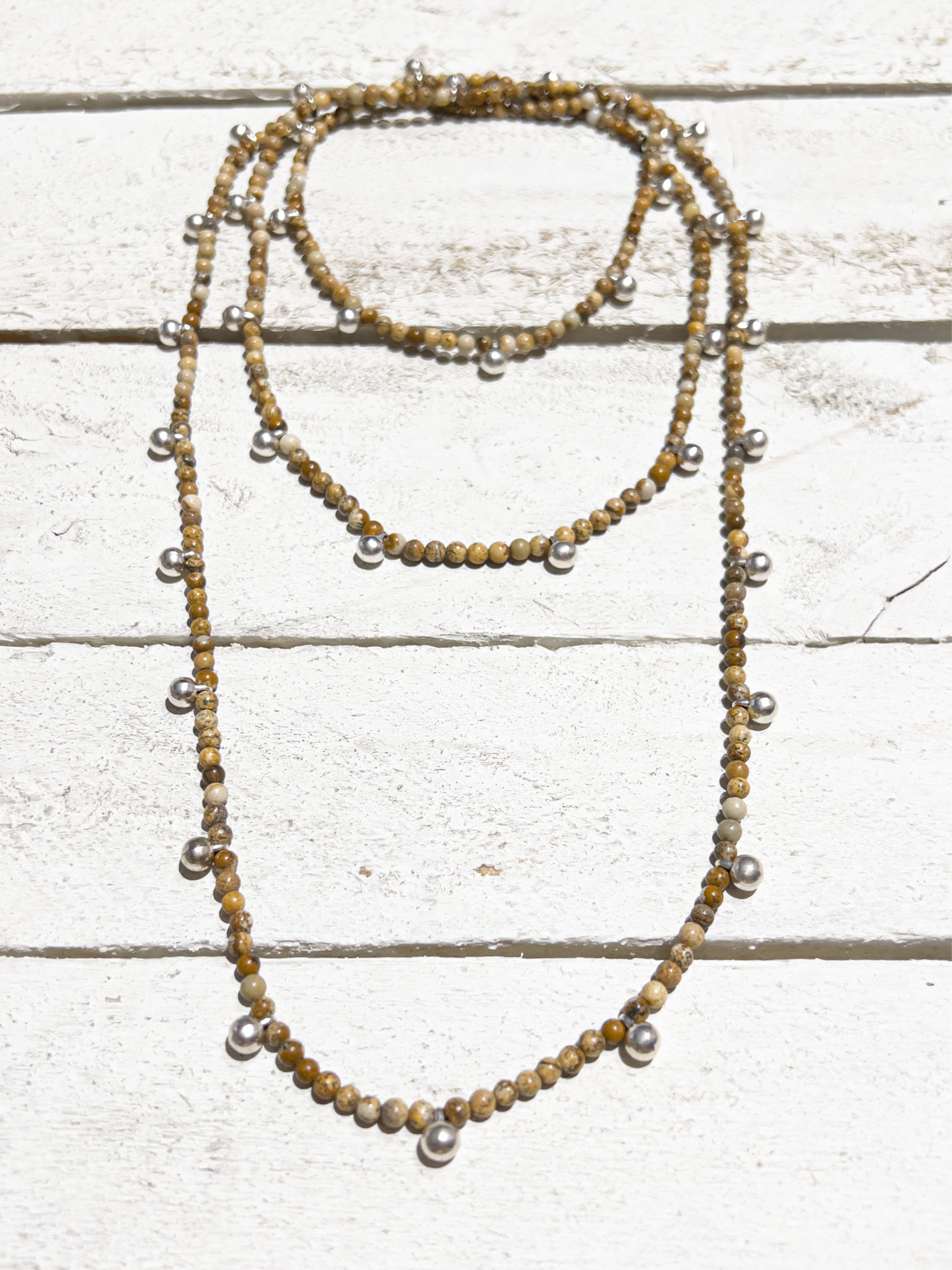 Collar jaspe bolitas plateadas