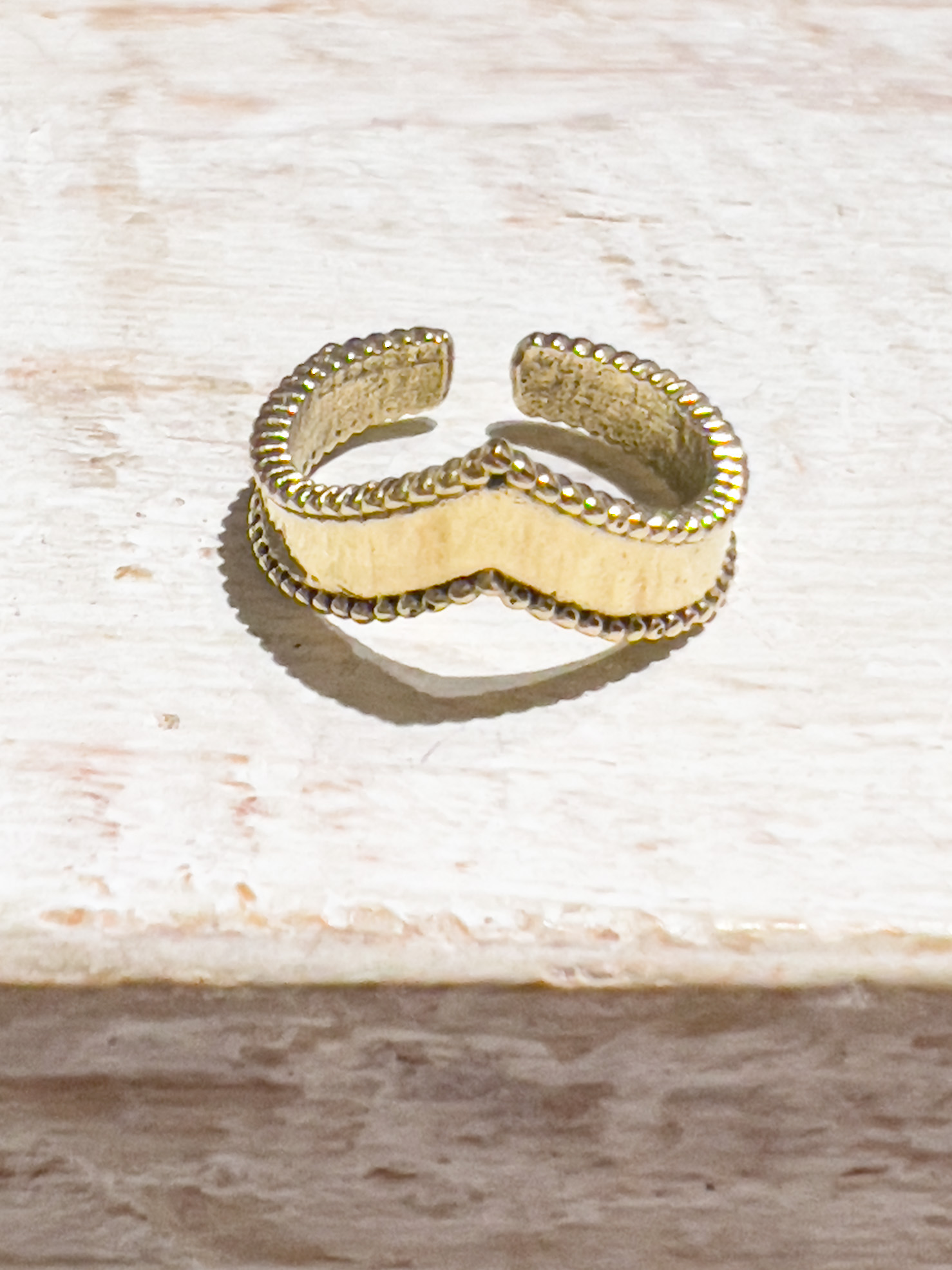 Anillo latón dorado pico